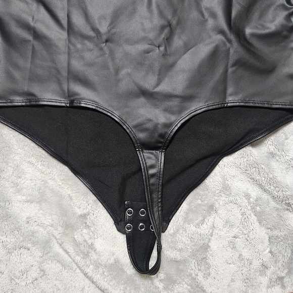 Yummie Faux Leather Thong Bodysuit Women’s Large Black Shapewear Stretch NWT - Picture 6 of 9